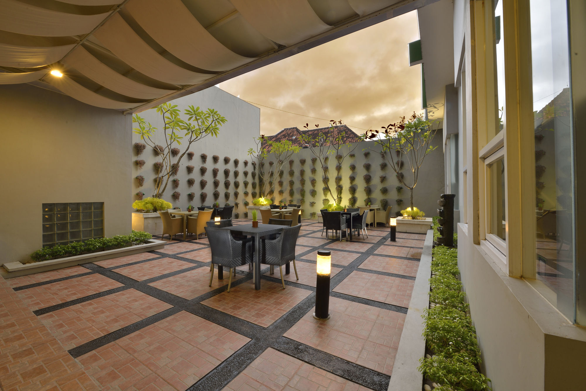 Whiz Hotel Malioboro Yogyakarta Exterior photo