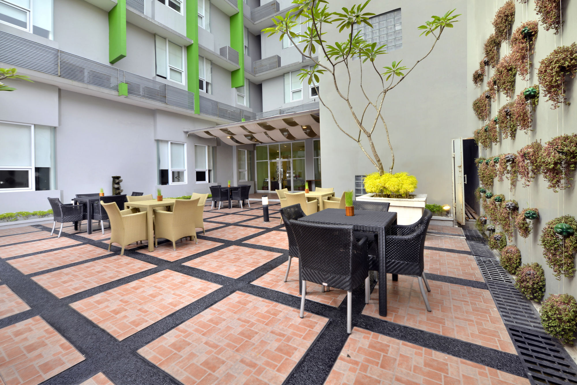 Whiz Hotel Malioboro Yogyakarta Exterior photo
