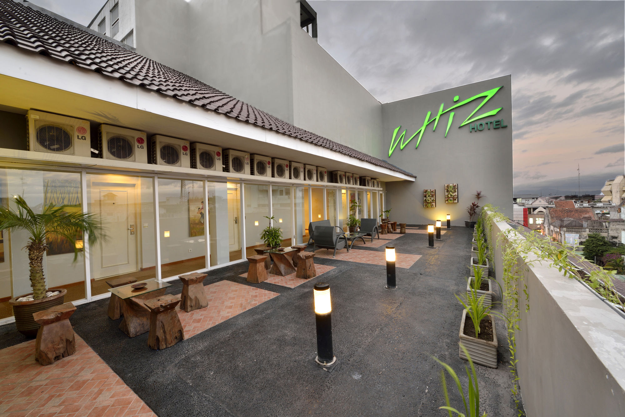Whiz Hotel Malioboro Yogyakarta Exterior photo